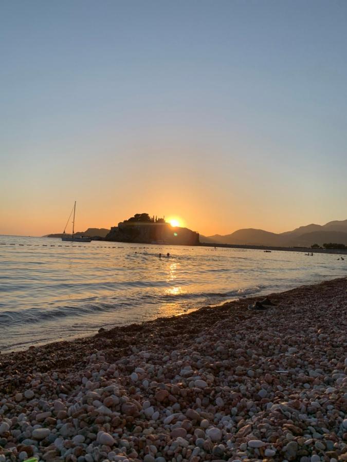 Pine&Sea Beach Retreat Свети Стефан Екстериор снимка