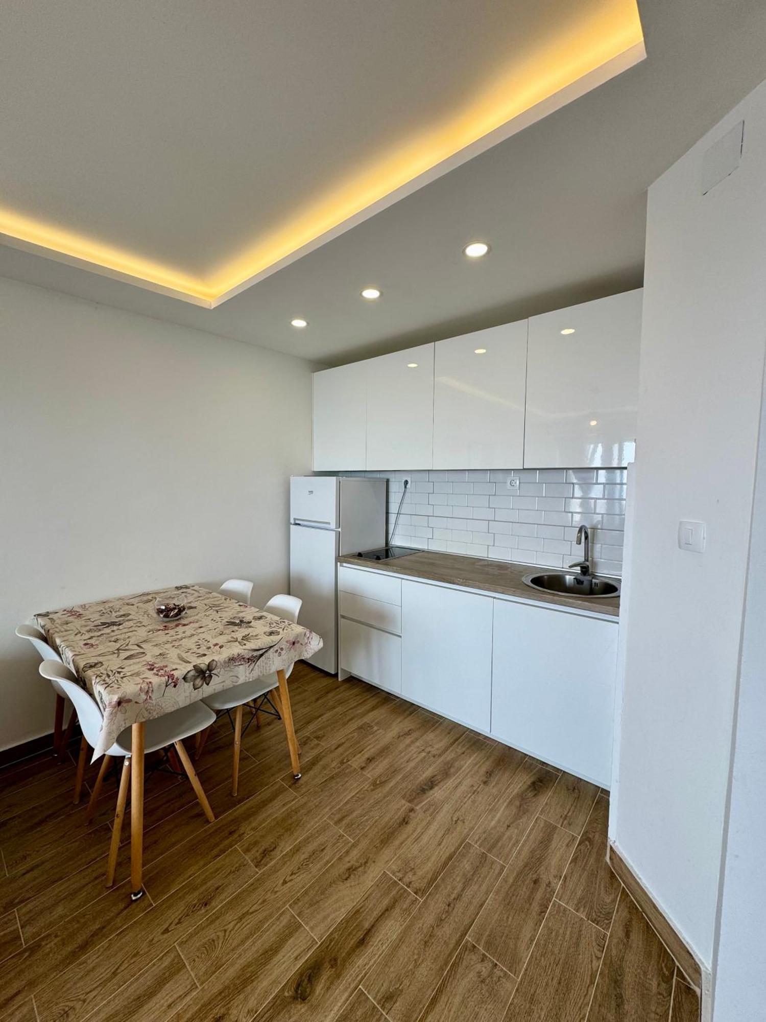Pine&Sea Beach Retreat Свети Стефан Екстериор снимка