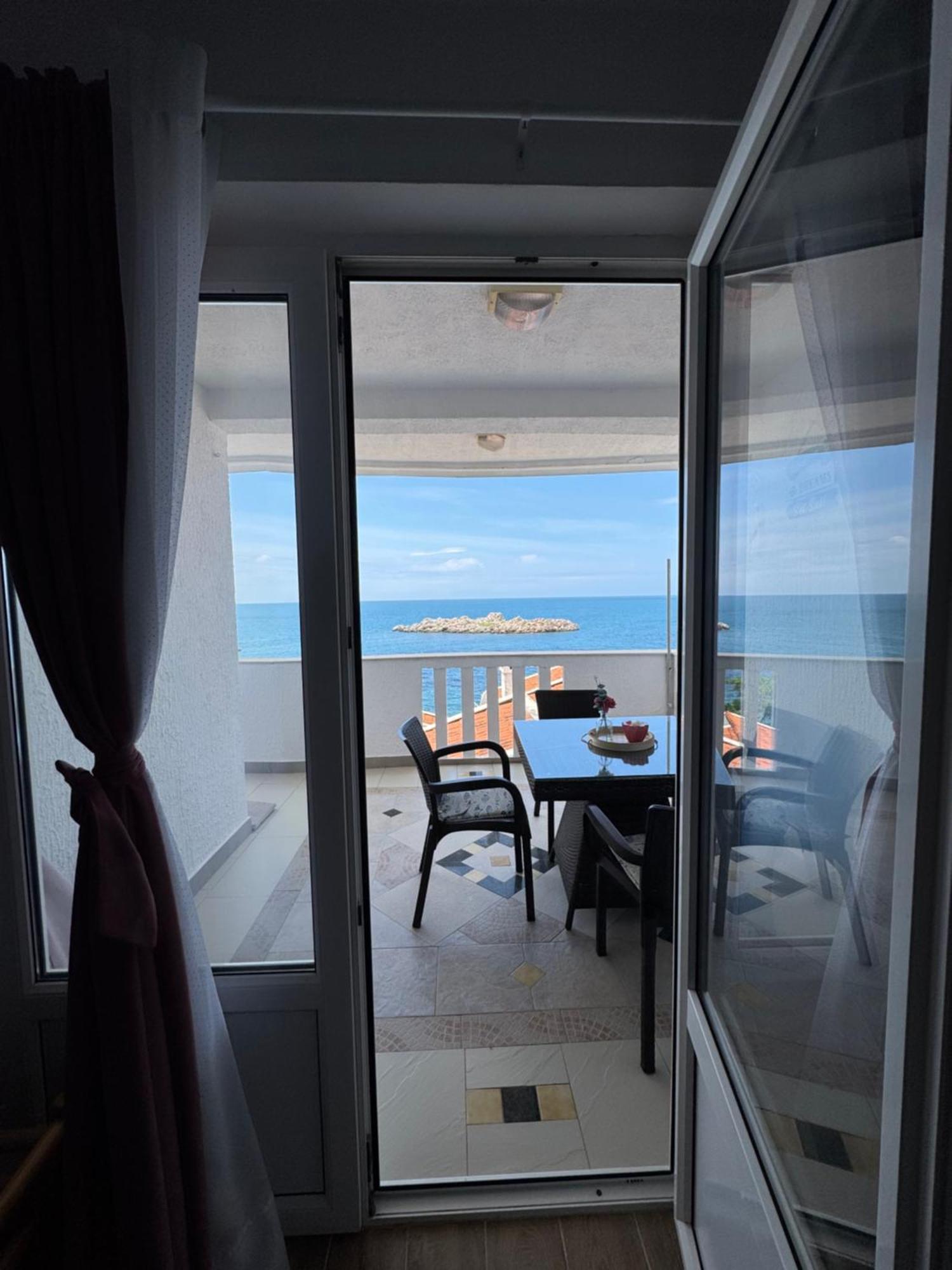 Pine&Sea Beach Retreat Свети Стефан Екстериор снимка
